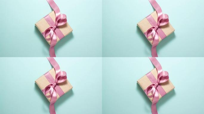 礼品概念。纸盒上有蓝色的粉色丝带蝴蝶结