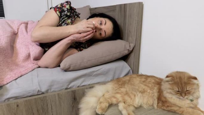 女人对猫过敏打喷嚏，对猫过敏