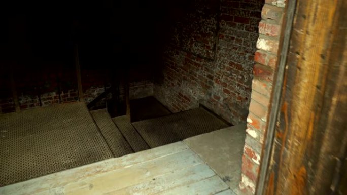 男人打开门，走进去，沿着金属台阶走到地下室