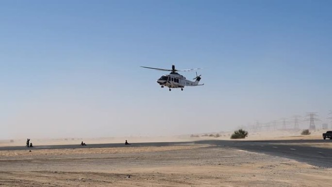 沙漠中的警用直升机。警察培训和救援行动理念。