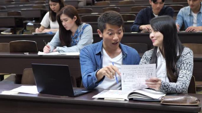 亚洲演讲厅的一组学生-集思广益并致力于项目