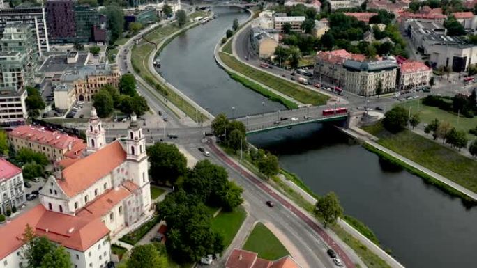 立陶宛维尔纽斯-2019年7月: 天使长拉斐尔教堂和内瑞斯河上的桥梁的空中无人机视图。
