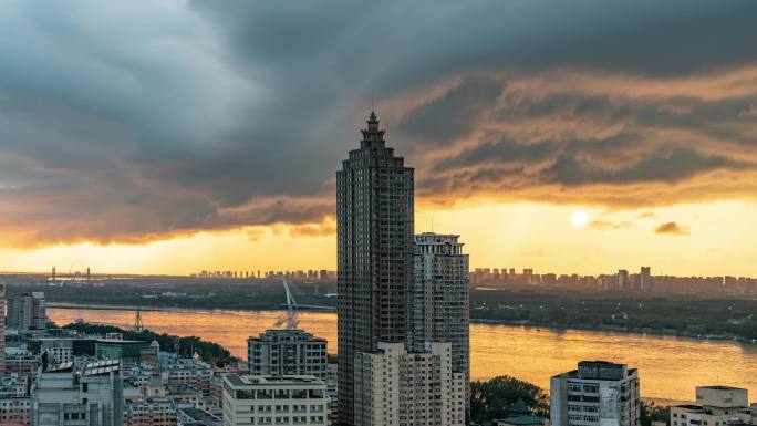 中国哈尔滨乌云压城暴雨来袭