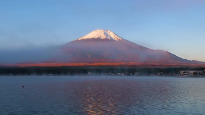 富士山在山中湖雾中的时光倒流