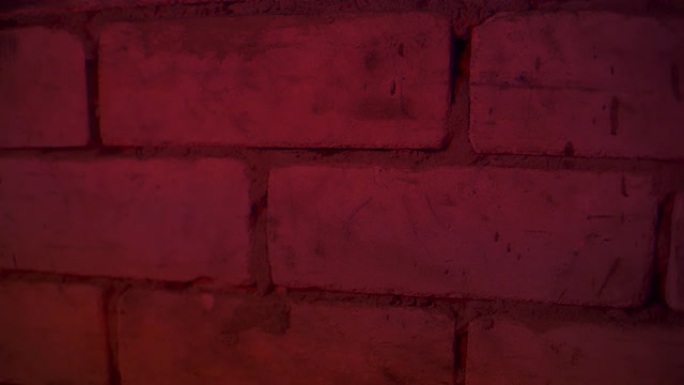 在黑暗空间中移动的鲜红色手电筒和背景上的砖墙的特写视图没有人灯灯应急照明警灯警报器交通灯信号警报
