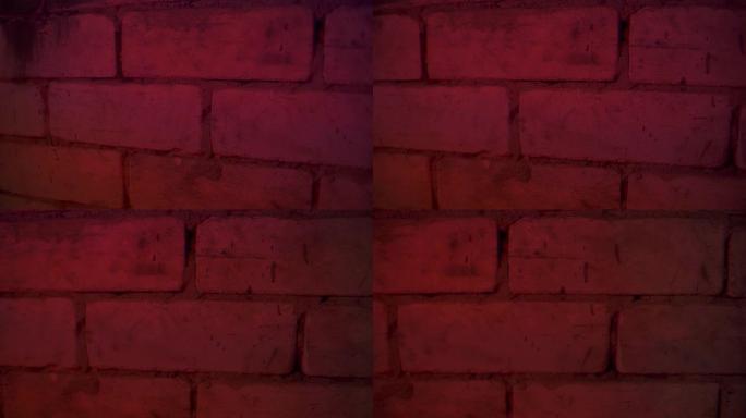在黑暗空间中移动的鲜红色手电筒和背景上的砖墙的特写视图没有人灯灯应急照明警灯警报器交通灯信号警报