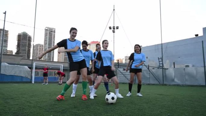有动力的西班牙裔女足球运动员在球场上跳舞