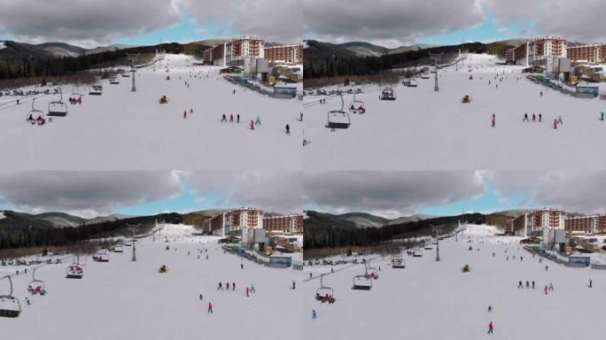 许多人在滑雪胜地滑雪缆车附近的滑雪场上滑雪的鸟瞰图