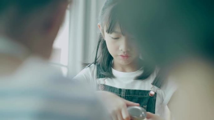泰国可爱女孩在教室准备百香果果汁