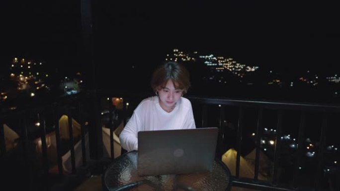 自由职业者在寄宿家庭使用笔记本电脑，在晚上放松自由时间