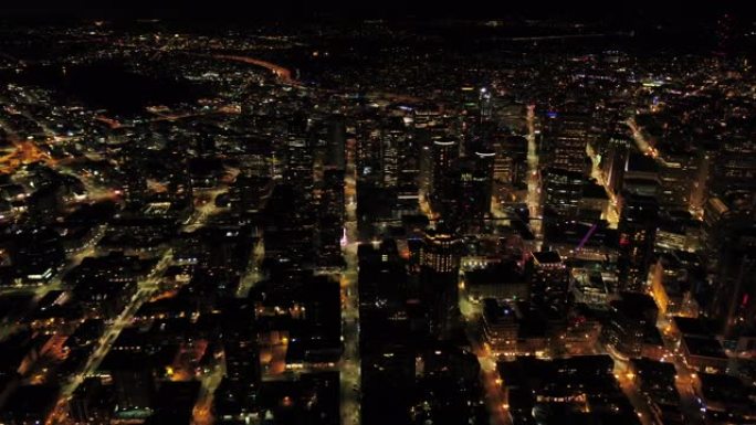 西雅图空中v90夜间在市中心滨水区上空飞行，可欣赏城市景观