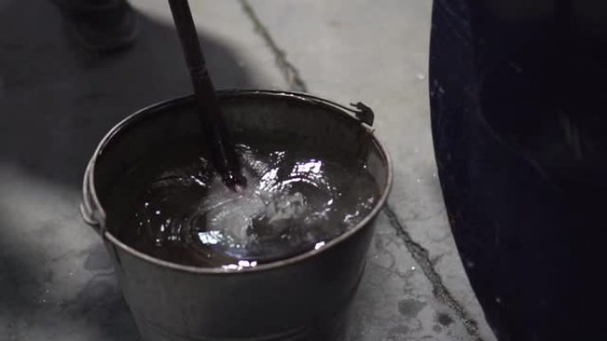 碎玻璃浸在水桶中玻璃碎裂水飞溅棍子