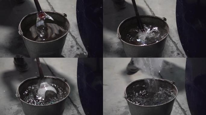 碎玻璃浸在水桶中玻璃碎裂水飞溅棍子