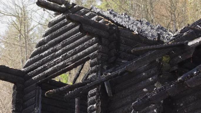 烧焦的木制木屋，烧焦的木头