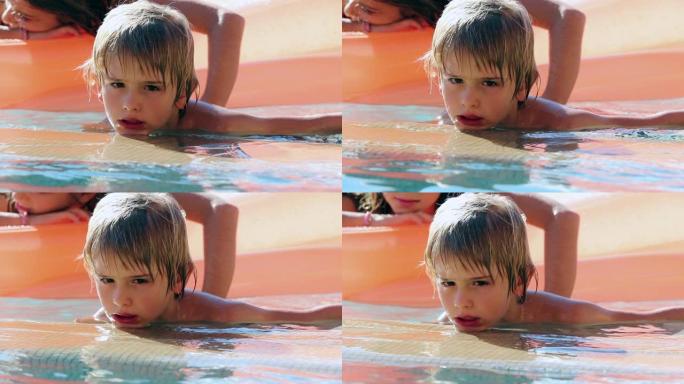 游泳池里英俊的金发小男孩坦率