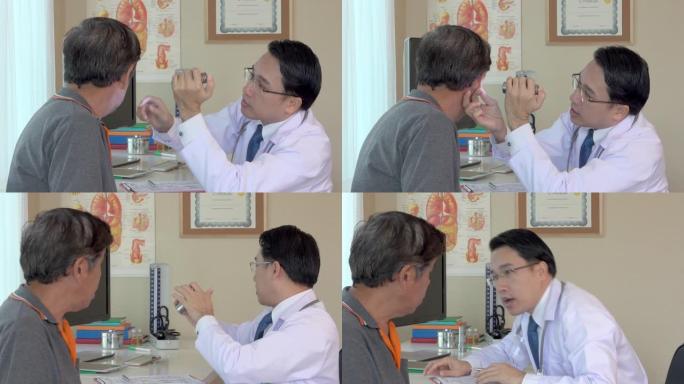 医生检查老年患者的耳朵