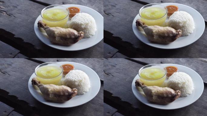 米饭和鸡肉和汤一起蒸。内部有棕色酱汁。从左向右平移