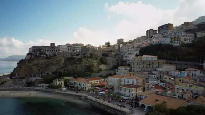 意大利南部地中海沿岸城市海滩的鸟瞰图。