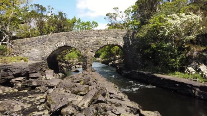 爱尔兰基拉尼国家公园的旧堰桥