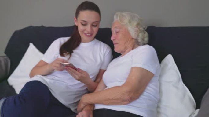 女人教祖母如何使用智能手机。