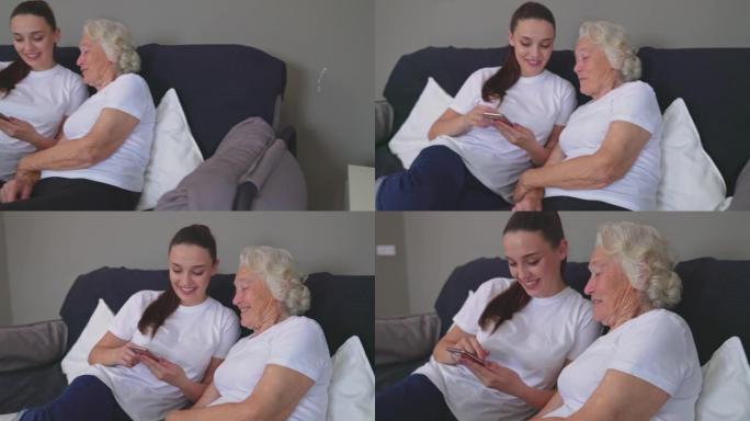 女人教祖母如何使用智能手机。