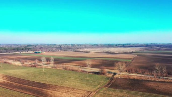 农业领域和高速公路的鸟瞰图