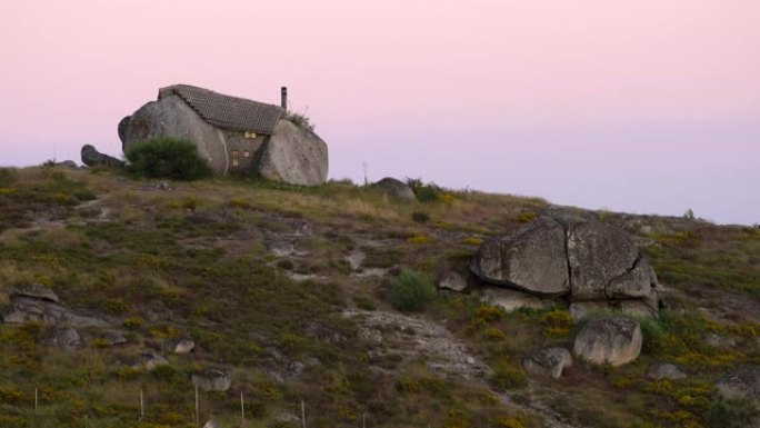 日落在葡萄牙Fafe的Casa do Penedo Boulder House