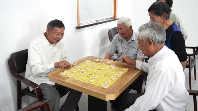 4K农村老年活动室里老人看电视下棋