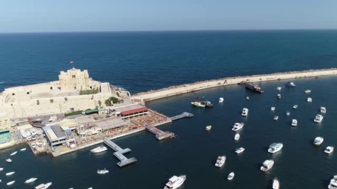 空中无人机在埃及亚历山大市海-Qaitbay城堡上拍摄