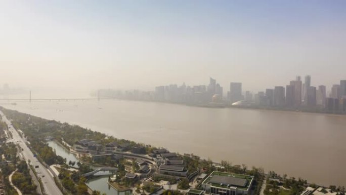 阳光明媚的日子杭州市中心景观河边交通公园综合体海湾空中延时全景4k中国