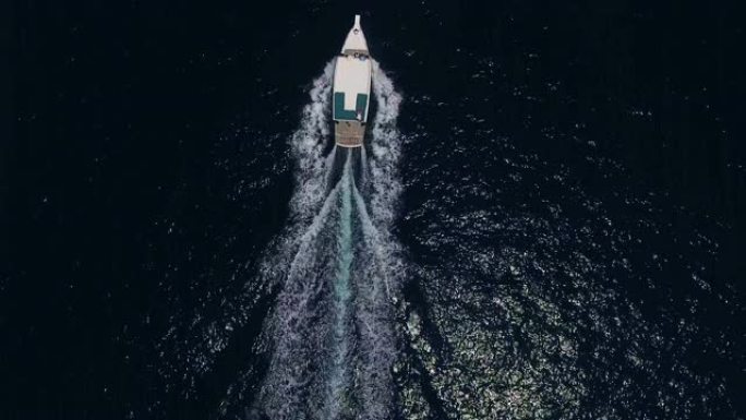 高速摩托艇经过清澈的蓝色透明绿松石海洋。海洋夏季热带假期的概念。马尔代夫。鸟瞰图。