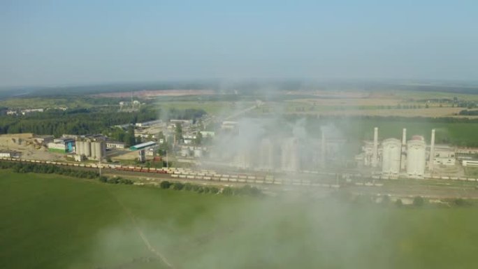 白云石加工厂污染大气。工业管道向大气排放