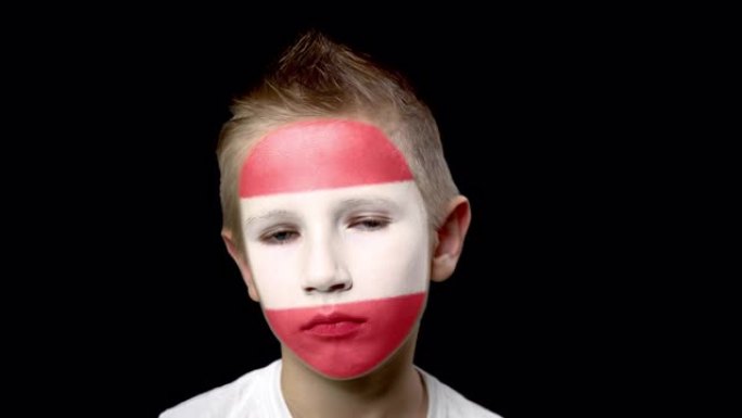 奥地利足球队的伤心球迷。脸上涂着民族色彩的孩子。