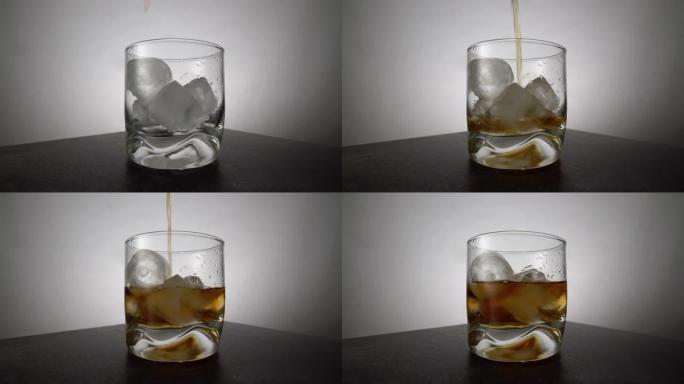 调酒师将陈年的金色威士忌倒入桌上有冰块的玻璃杯中。琥珀色酒精饮料，白色背景上有岩石