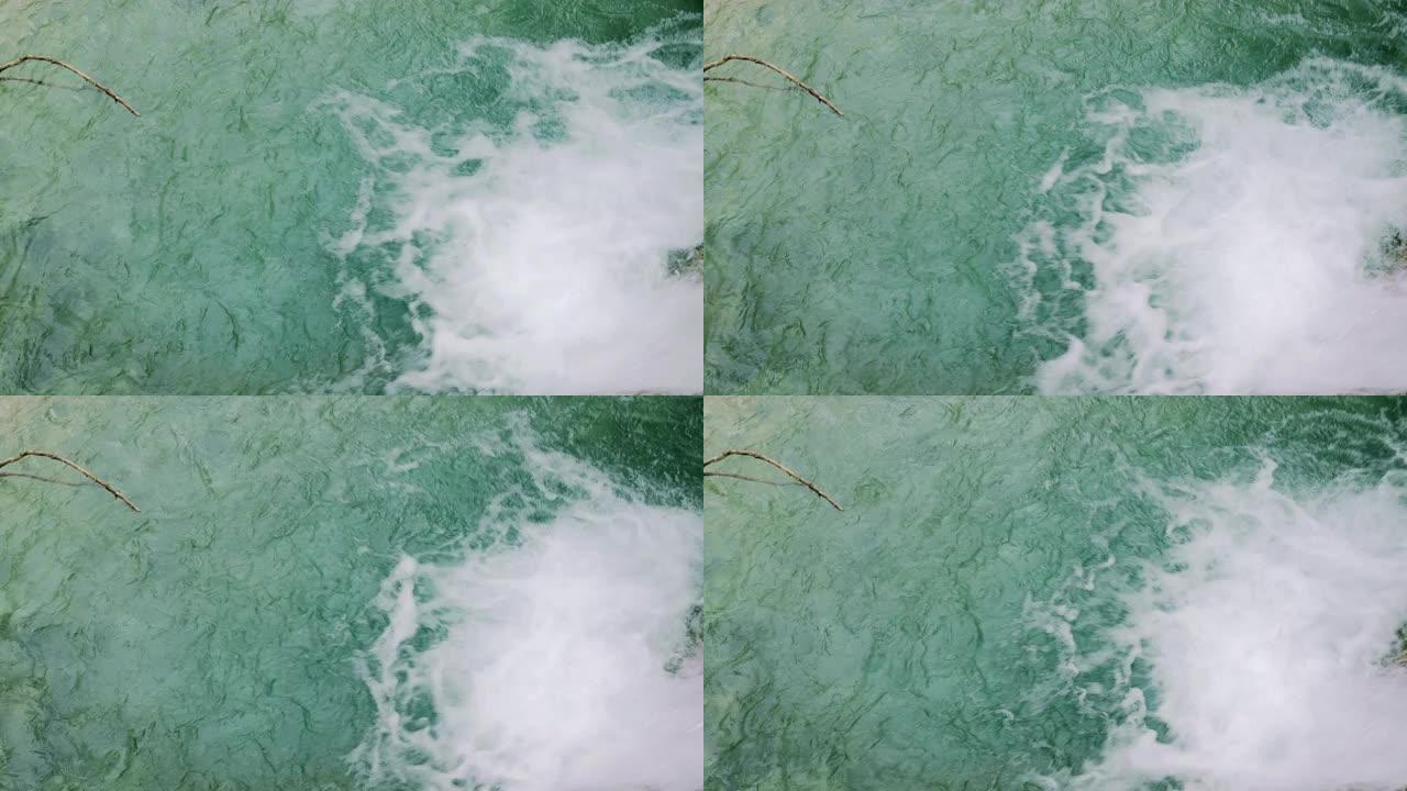 瀑布在游泳池中飞溅的水的高角度视图