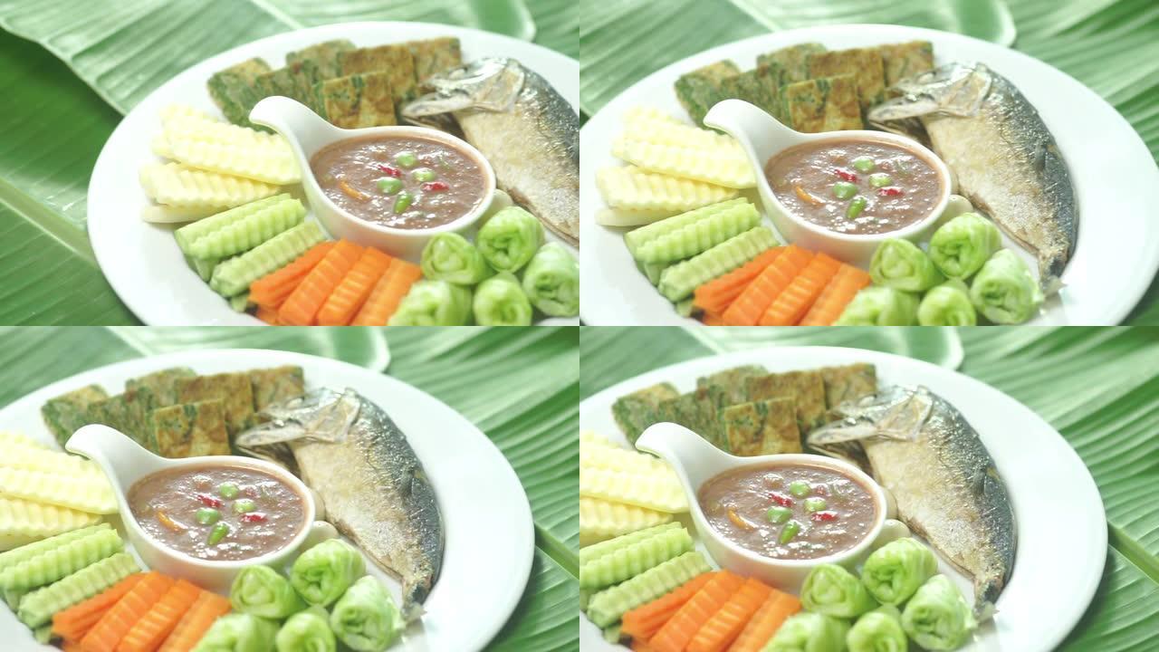 泰国菜: 炒鲭鱼配辣虾酱。