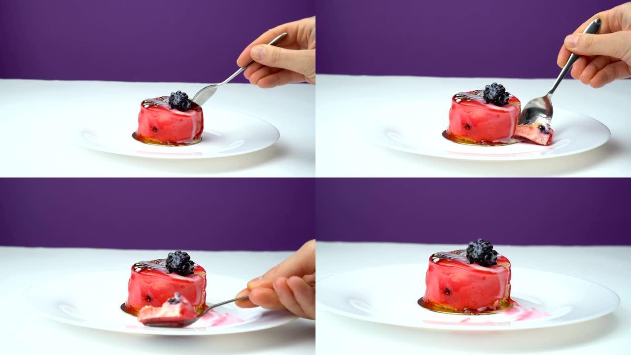 特写勺子和水果纸杯蛋糕，配白色鲜奶油和新鲜的红色和黑莓片