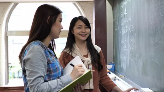 亚洲学生在教室里板书，解决复杂的任务