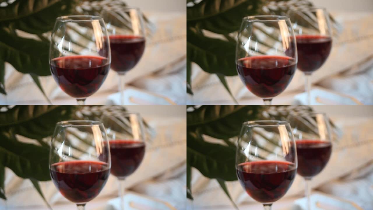 一杯红葡萄酒。浪漫晚餐概念