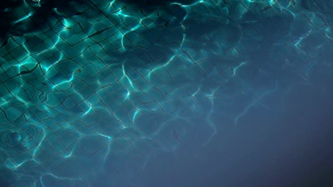 游泳池水反射顶视图