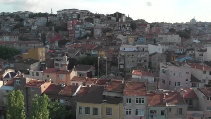 伊斯坦布尔-土耳其一座小山上五颜六色的房子。无人机射击，邻里