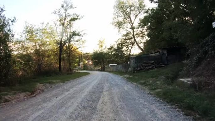 在托斯卡纳的乡村道路上行驶