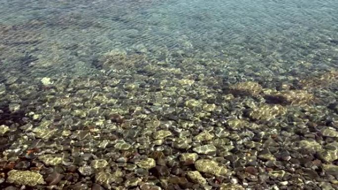 明亮多彩的海石和鹅卵石水下背景