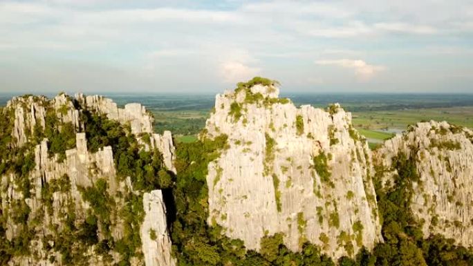 泰国石灰岩山鸟瞰图