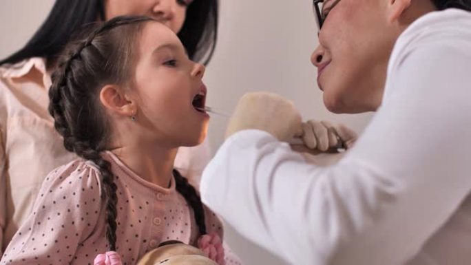 喉咙检查时的小女孩病人