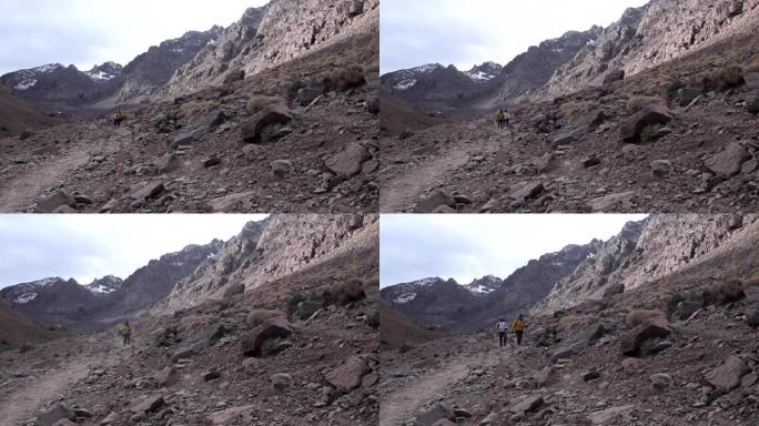 徒步旅行者从Imlil徒步旅行到摩洛哥高阿特拉斯山脉的Toubkal