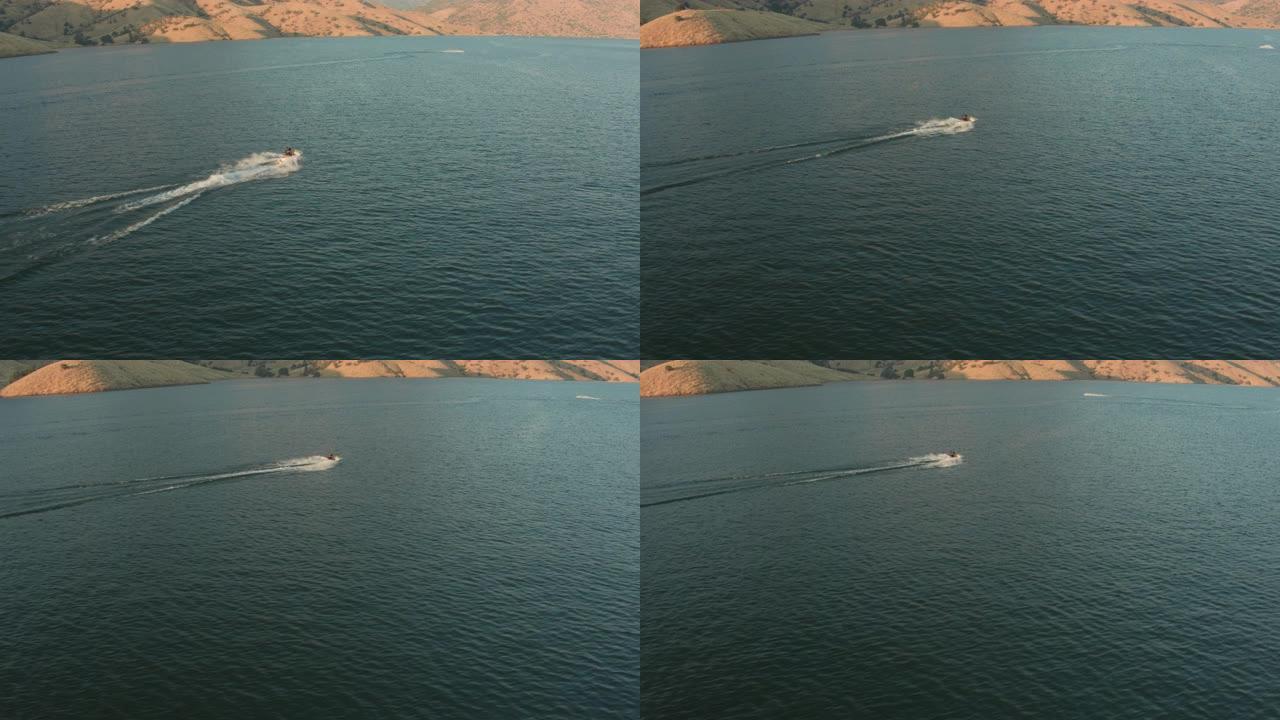 空中无人机跟踪拍摄的个人船只在高山湖上 (加利福尼亚州维萨利亚的Kaweah湖)