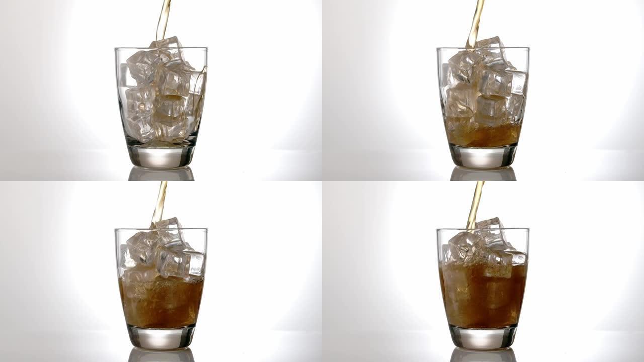 可乐倒入冰块杯中，慢动作