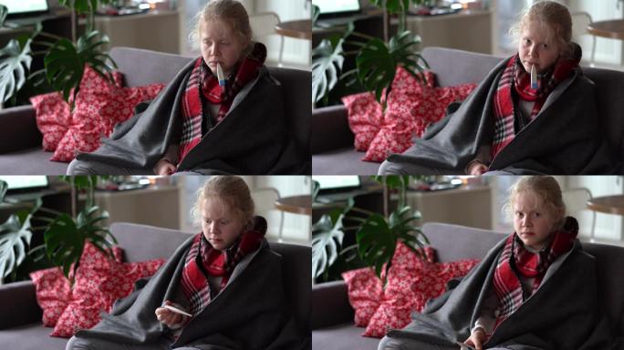 家里冷酷的高加索女孩。公寓沙发上戴着温度计的围巾和格子的生病孩子的有趣肖像