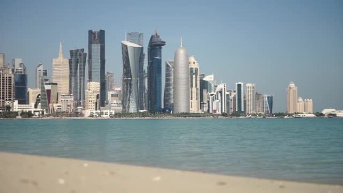 从卡塔尔多哈的海滩上看到摩天大楼的市中心